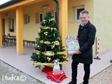 Presidente Gianfranco Fanton con il calendario Costantin a favore del rifugio