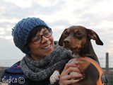 Miley, "laureata" della Puppy Class, in braccio alla mamma Monica