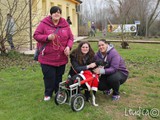 Tata saluta le amiche che hanno portato dei doni al rifugio.